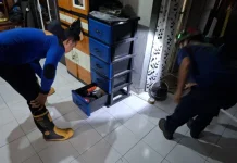 Damkar Kobar Evakuasi Ular Kobra di Rumah Warga BTN Akasia Permai