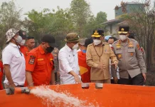 Kapolda Kalteng Dampingi Menteri Kehutanan Tinjau Lokasi Karhutla