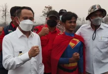 Relawan Karhutla Berkostum Superman Mendapat Apresiasi dari Presiden