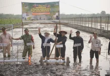 Asisten II Kapuas Hadiri Gerakan Tanam Serempak di Sei Pasah