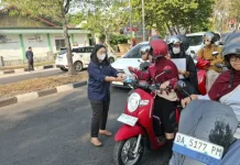Kabut Asap Pekat, DLH Palangka Raya Bagikan Ribuan Masker