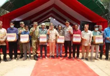 Gubernur Kalteng Salurkan 250 Paket Sembako Melalui Pasar Murah di Balai Riam