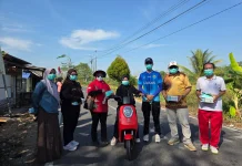 Camat Bataguh Bagikan Masker, Warga Diimbau Waspadai Kualitas Udara