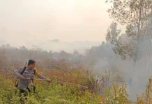 Polsek Rakumpit Bersama Perusahaan Padamkan Kebakaran Lahan Bukit Sua