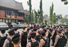 Aksi Aliansi Masyarakat Kalteng Melawan di Kantor Gubernur Kalteng
