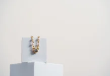 Ternyata Kalung Punya Pengaruh pada Tampilan Garis Leher