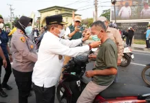 Antisipasi Dampak Kabut Asap dan ISPA, Bupati Kapuas Bagikan Masker Gratis