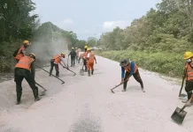 Satgas DPUPR Kobar Bersihkan Tumpukan Pasir di Ruas Kubu – Teluk Bogam