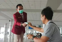 Dampak Kabut Asap, Pengelola Bandara Tjilik Riwut Bagikan Masker Gratis