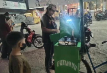 Tetap Berjualan ditengah Kabut Asap, Pedagang Putu Ayu Jaga Asa Ekonomi Keluarga