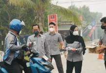 Peduli Sesama Saat Kabut Asap, Kemenkum Kalteng Bagikan Masker