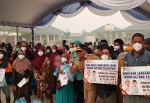 Ratusan Warga Petuk Katimpun Mendapatkan Bantuan dari Pemprov Kalteng