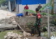 Warga Mahir Mahar Km 8 Perbaiki Jembatan Rusak Secara Swadaya