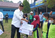Bupati Shalahuddin Sapa Warga Teweh Timur, Tinjau Pasar Murah hingga Kesehatan