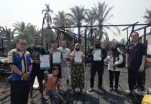 Disdukcapil Kobar Serahkan Dokumen Kependudukan Korban Kebakaran