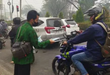 Kabut Asap, Pokja Penyuluh Agama Islam Kemenag Palangka Raya Membagikan Masker