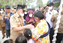 Gubernur Salurkan Bantuan untuk Warga Kereng Bangkirai