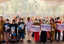 Gubernur Kalteng Salurkan Bantuan Pangan dan BLT KHBS untuk Warga Pahandut