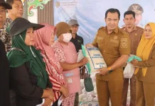 Bupati Pulang Pisau Salurkan 400 Paket Sembako bagi Warga Terdampak Karhutla