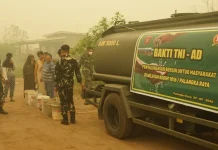 Kodim 1016 Menyalurkan Air Bersih Kepada Warga Jalan Victoria