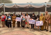 Pemko Palangka Raya Salurkan Bantuan kepada Warga Terdampak Karhutla dan KHBS