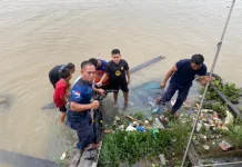 Damkar Kobar Evakuasi Sepeda Anak yang Tercebur ke Sungai di Jalan Berunai