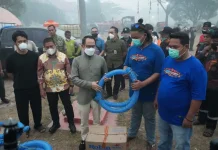 Fairid Naparin Salurkan Bantuan Sarpras Pemadaman Karhutla Kepada Relawan