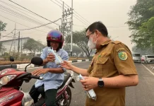 Kabut Asap Mengancam Kesehatan Warga, Dinkes Kota Palangka Raya Bagikan Masker