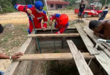 Damkar Kobar Evakuasi Dua Ular Kobra dari Sumur Warga