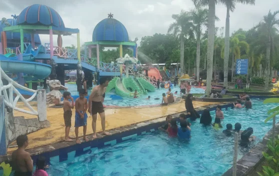 Libur Akhir Pekan, Waterpark Dipadati Pengunjung Anak-Anak