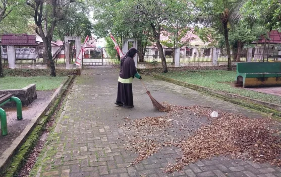 Dedikasi Petugas Kebersihan Menjaga Lingkungan saat Ramadan