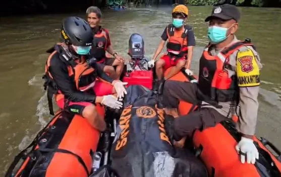 Tiga Hari Pencarian, Pemancing Ditemukan Tewas di Sungai Kinipan