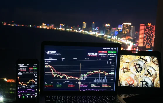 Pengamat Ekonomi: Pelemahan Rupiah Tekan Investasi dan Biaya Produksi Nasional