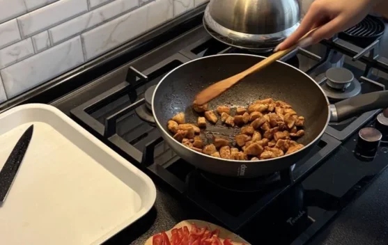 Menonton Konten Memasak untuk Relaksasi