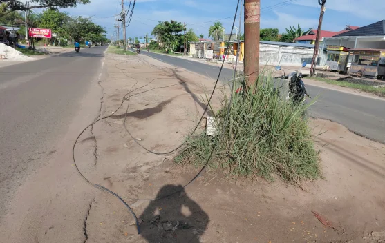 Bahaya Kabel Menjuntai di Jalan Ancam Keselamatan Pengguna Jalan