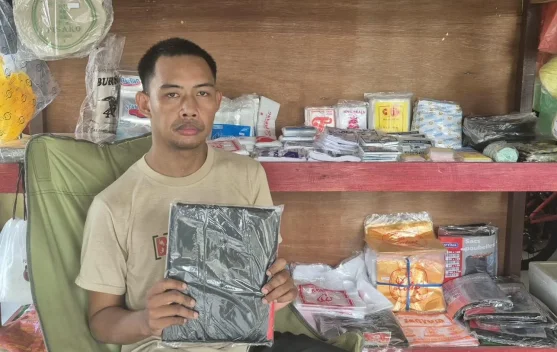 Lawan Keterbatasan Fisik, Azmi Rintis Kemandirian Ekonomi dari Toko Plastik