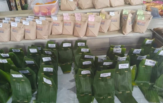 Nasi Bungkus Daun Pisang Tetap Diminati, Ini Alasannya