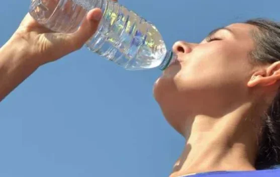 Perbanyak Minum Air Putih Dukung Hidup Lebih Sehat