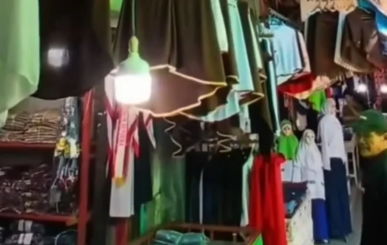Menjelang Tahun Ajaran Baru, Masyarakat Padati Toko Perlengkapan Sekolah