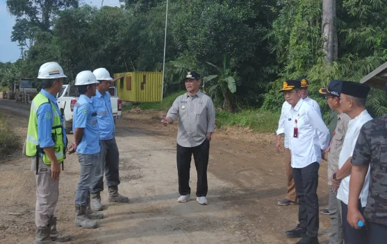 Bupati Barito Utara Salurkan Bantuan Pendidikan dan Tegur Perusahaan
