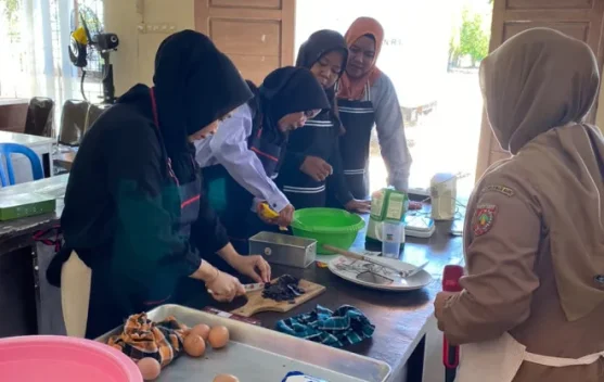 Buka Pelatihan MTU di Kolam, Disnakertrans Kobar Latih Warga Buat Roti dan Kue