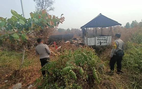 Polsek Pahandut Cek Lokasi Karhutla Viral di Sosmed