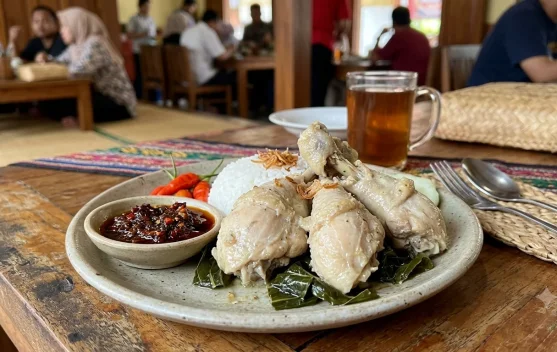 Rahasia Olahan Ayam Pop Khas Minang, Daging Juicy Berpadu Sambal Lado Tanak