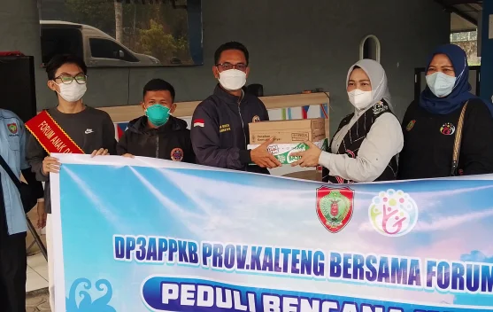 Forum Puspa Salurkan Bantuan Vitamin Kepada Relawan Pemadam Karhutla