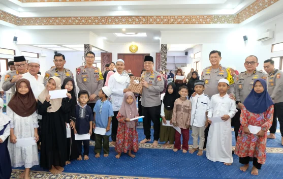 Wakapolri Salurkan Bantuan Kepada Ratusan Kaum Dhuafa