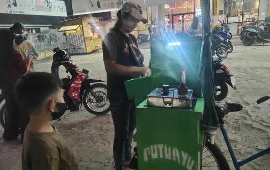 Tetap Berjualan ditengah Kabut Asap, Pedagang Putu Ayu Jaga Asa Ekonomi Keluarga