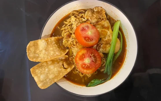 Mie Kuah dengan Topping Melimpah, Sajian Hangat yang Menggugah Selera ...