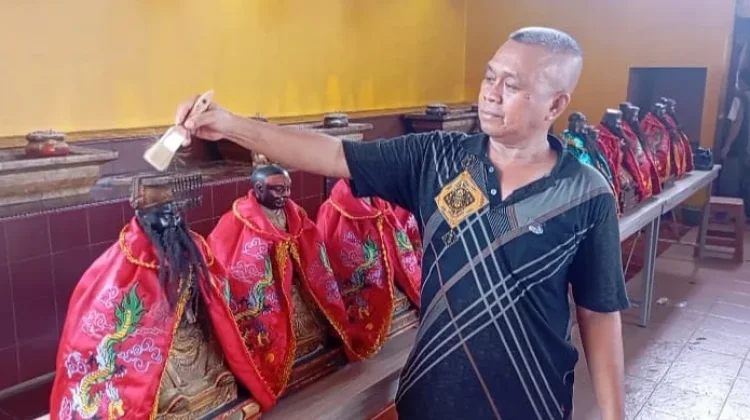 Pembersihan Rupang Buddha Simbol Penyucian Vihara Prajna Shanti