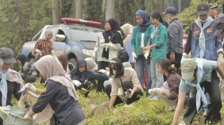 Kolaborasi Bulan K3, Lubuklinggau Susur Sampah Sungai Kelingi