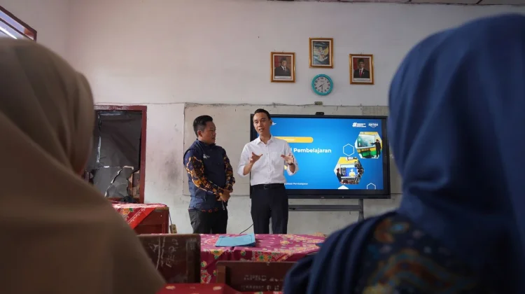 Smart Board dan Internet Satelit Optimalkan Pembelajaran di OKI